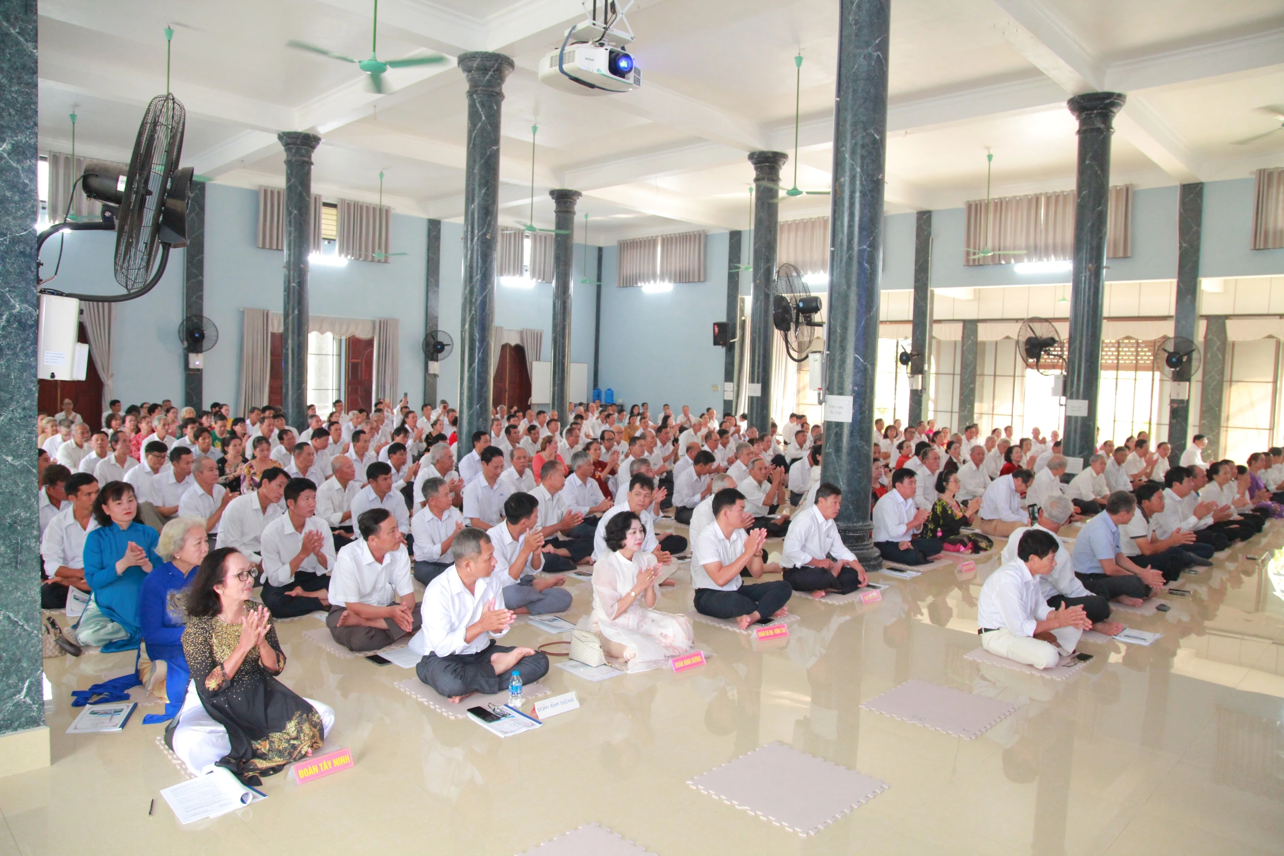 Các đại biểu tham dự hội nghị tại tỉnh Hòa Bình vào ngày 10-10-2024